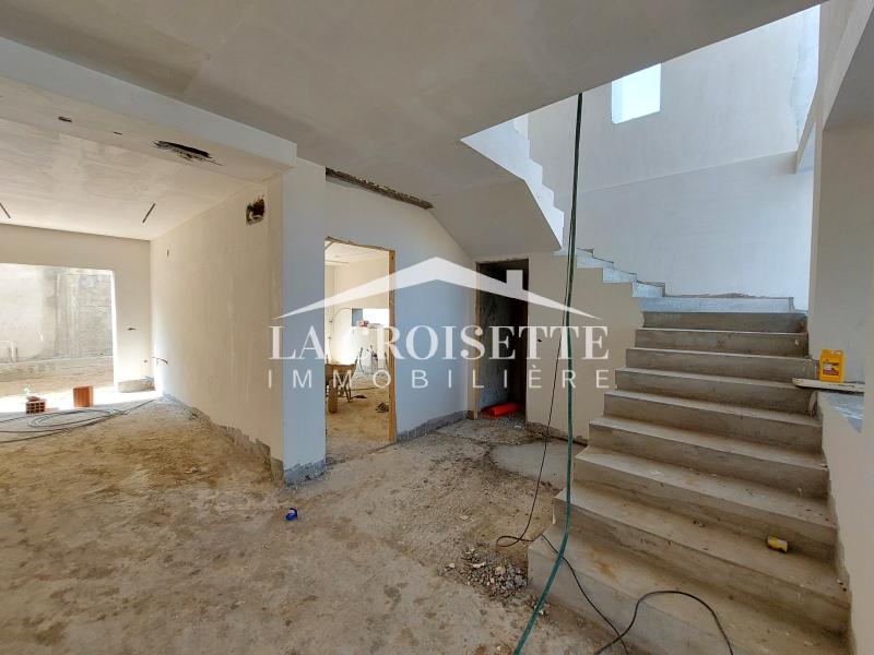 Villa S+3 inachevée à La Soukra